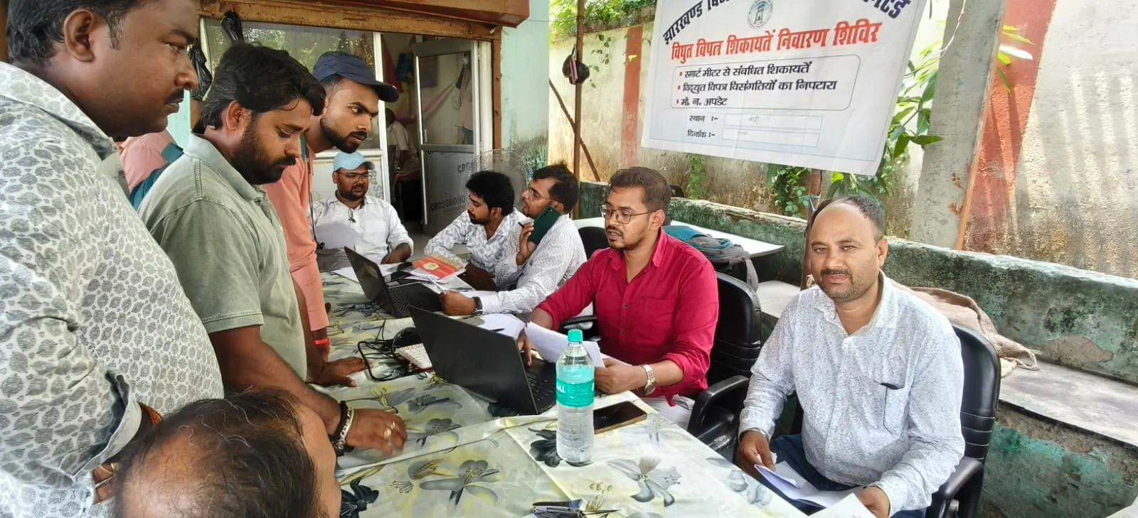 हजारीबाग सांसद मनीष जायसवाल ने टाटीझरिया में किया तूफानी दौरा, गांवों में लगाई चौपाल