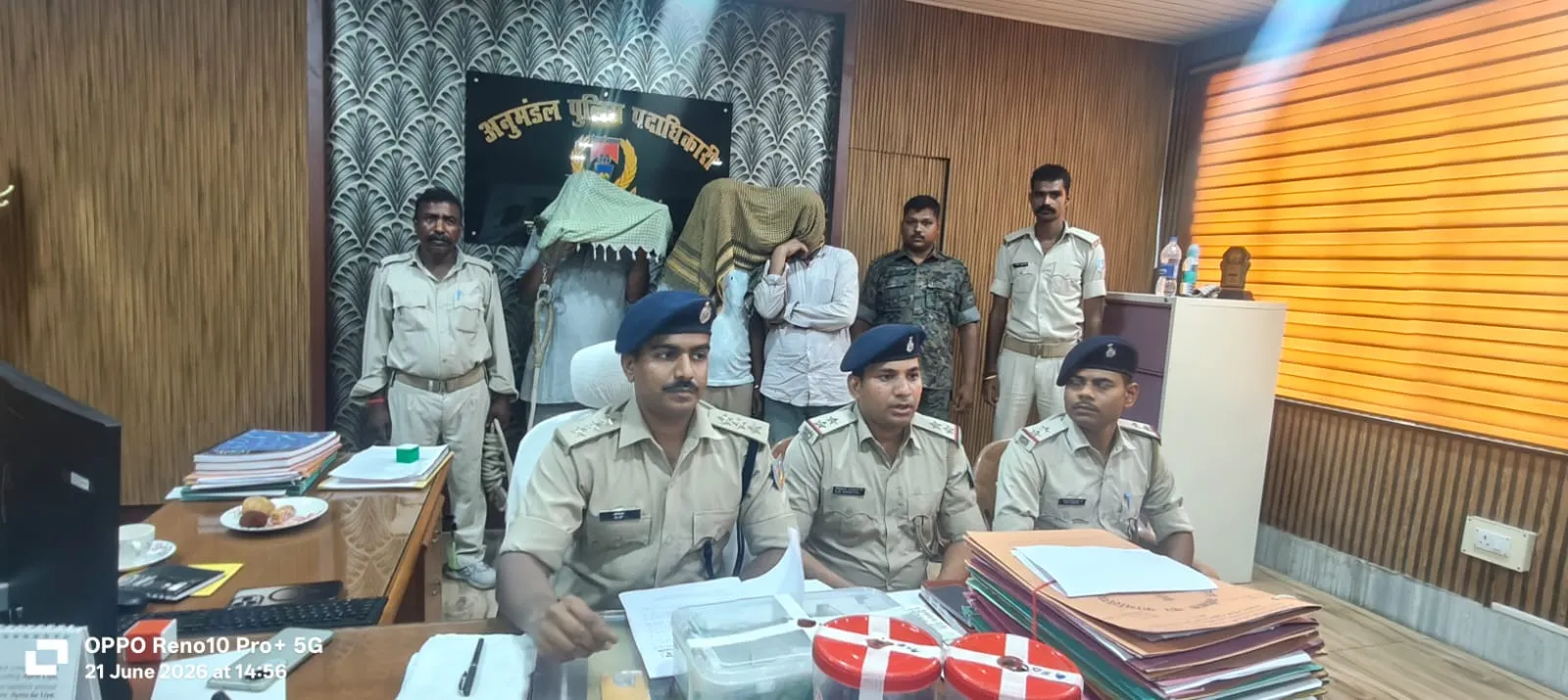 चौपारण में बड़ी कार्रवाई: 1.550 किलोग्राम अफीम, 7 लाख रुपये नकद और बोलेरो के साथ तीन तस्कर गिरफ्तार