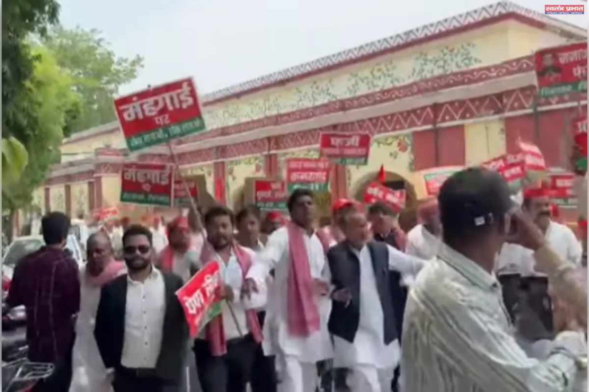 पेपर लीक, महंगाई और बेरोजगारी के खिलाफ सपा का हल्ला बोल, कलेक्ट्रेट पर जोरदार प्रदर्शन।