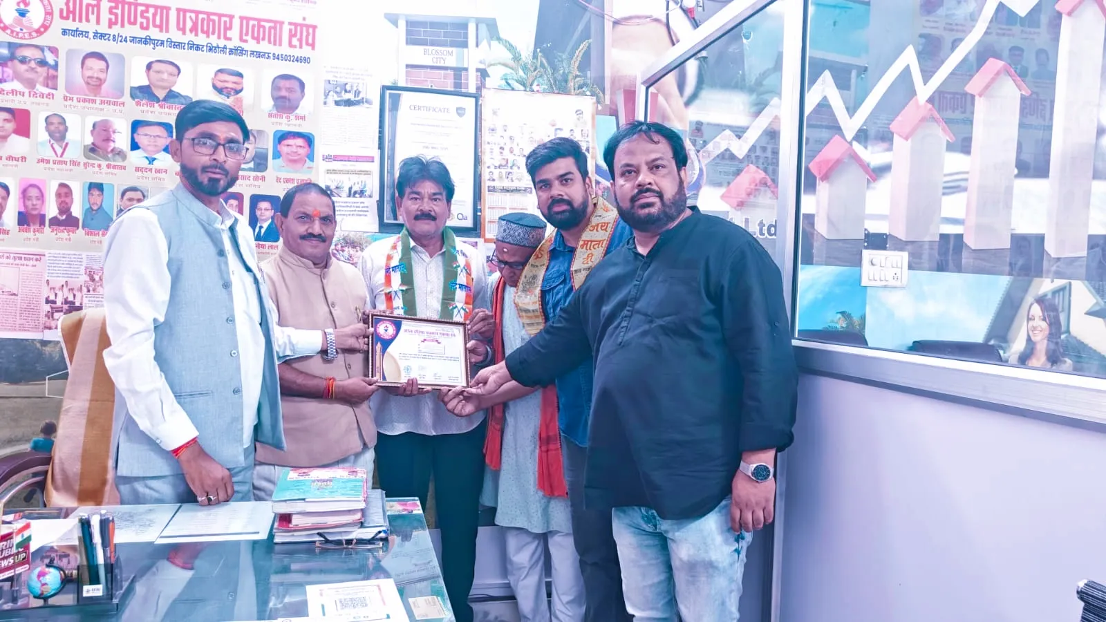 ऑल इंडिया पत्रकार एकता संघ लखनऊ कार्यालय इंडियन फेडरेशन आफ वर्किंग जर्नलिस्ट नई दिल्ली राष्ट्रीय पार्षद सदस्य पंकज सक्सेना को किया गया सम्मानित 
