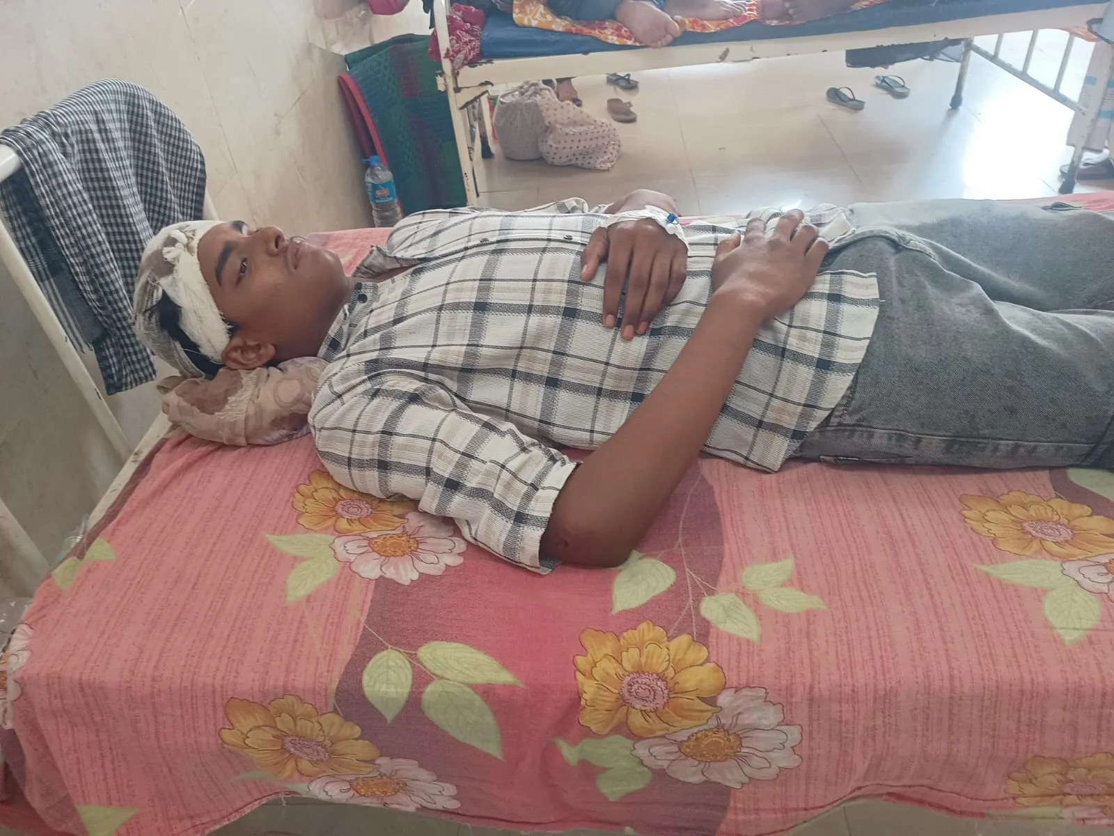 नशे की हालत में कुछ मनचलों ने एक व्यवसायी युवक पर की जानलेवा हमला