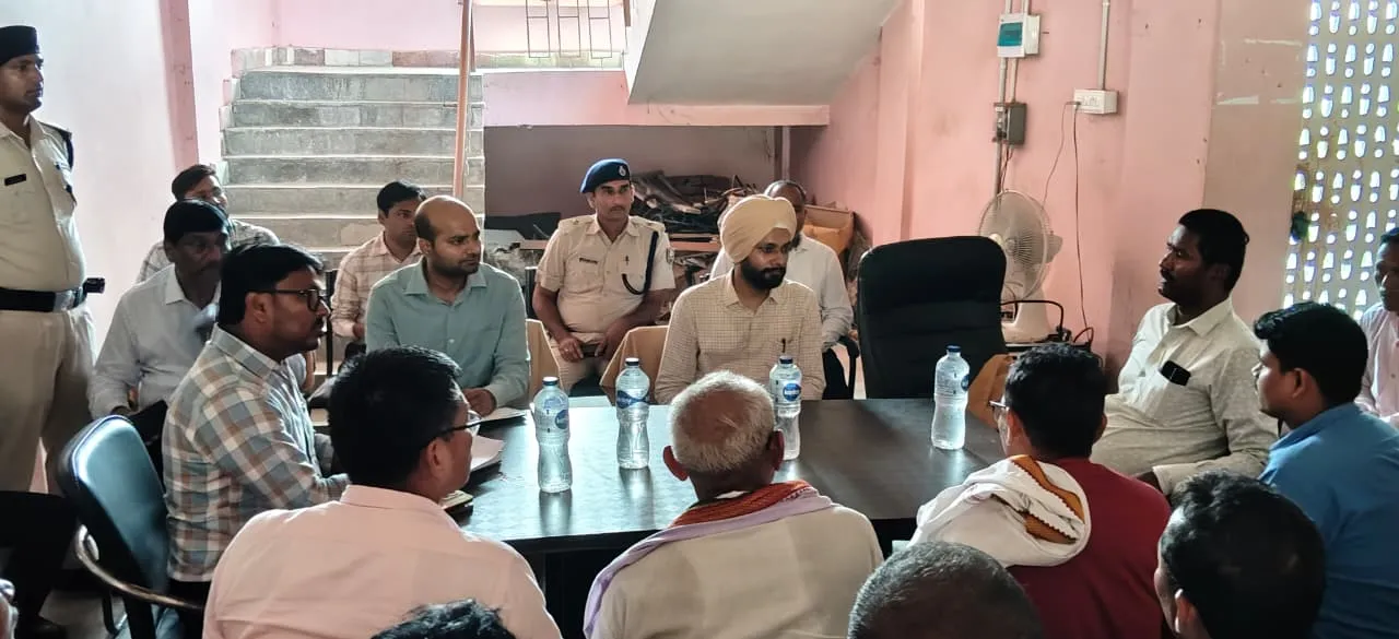 विकास योजनाओं की समीक्षा को नौरंगिया दोन पहुंचे जिला पदाधिकारी