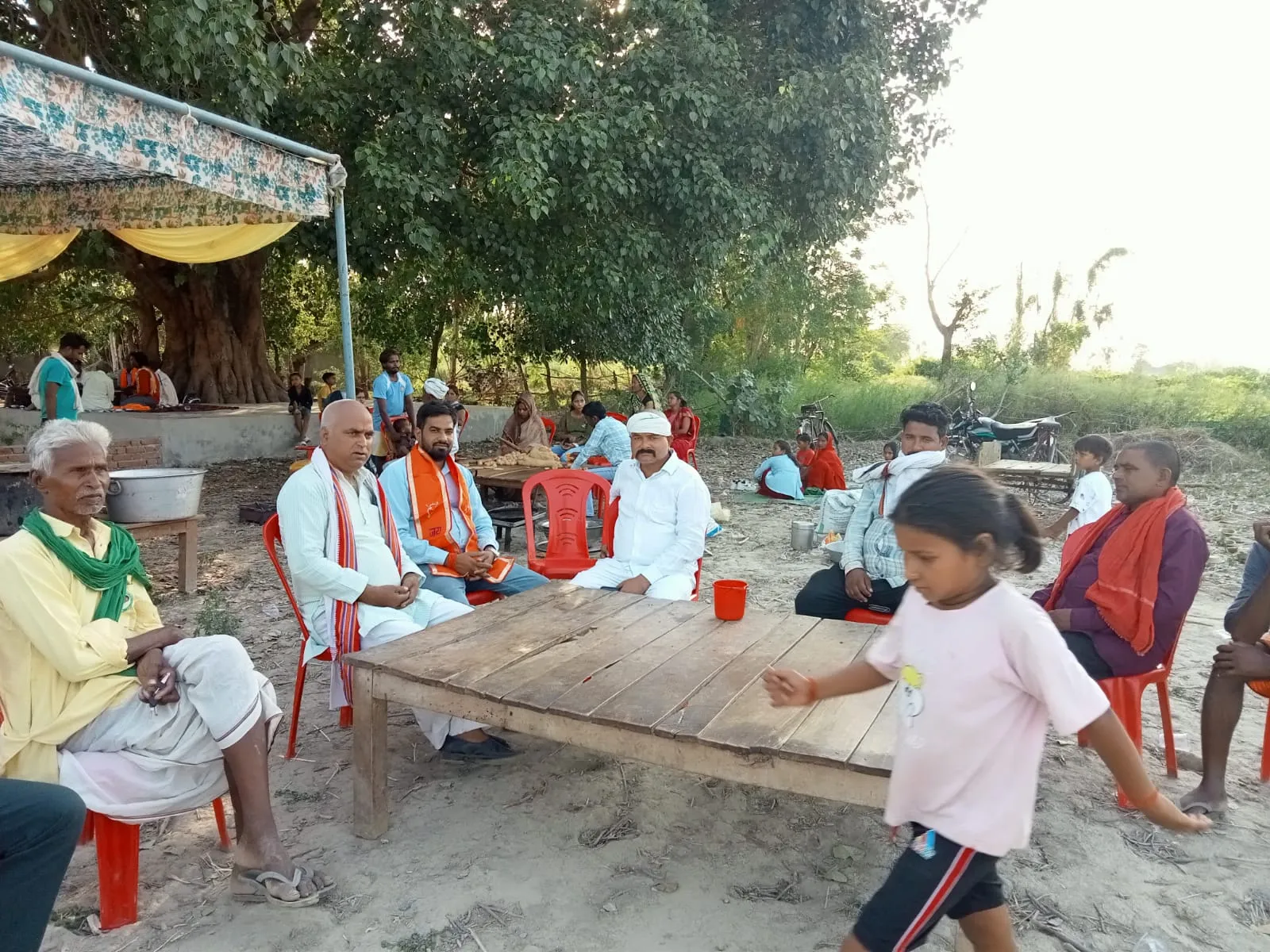 नव भारतीय किसान संगठन के तत्वावधान में परसऊं गांव में भव्य भंडारे का आयोजन, सैकड़ों किसानों ने लिया प्रसाद
