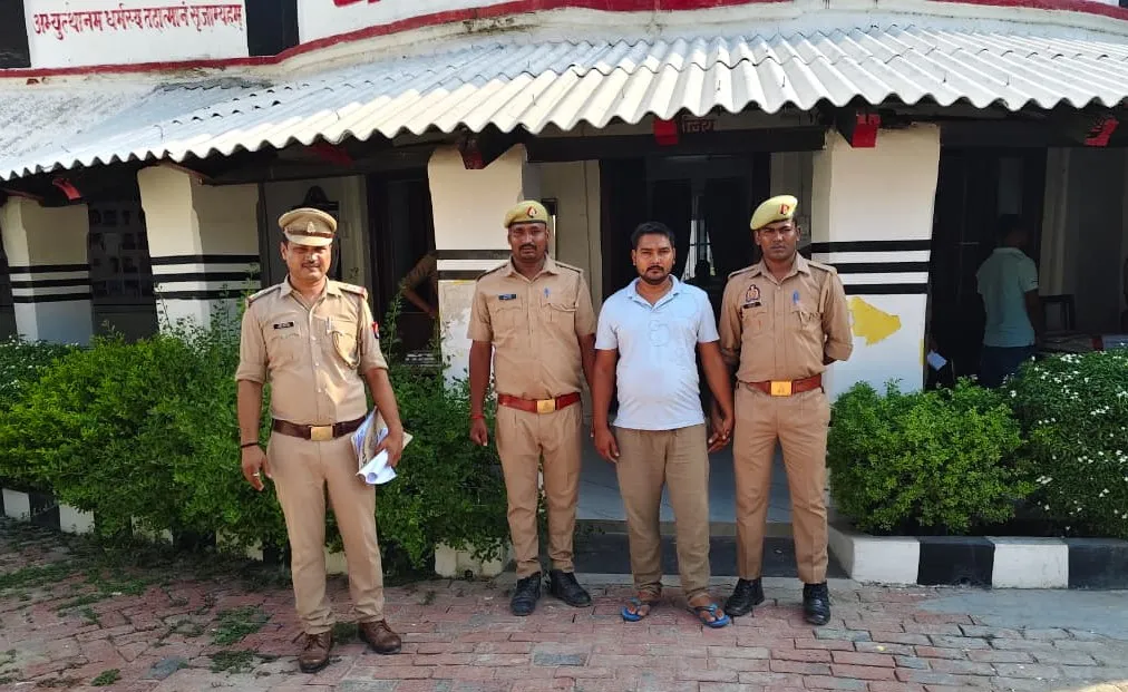 चाय की चुस्की लेते वांछित गैंगस्टर अभियुक्त को पुलिस ने दबोचा