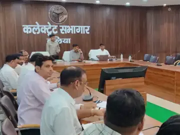 बलिया में नगर निकायों की समीक्षा बैठक: लापरवाही पर डीएम सख्त, एमआरएफ सेंटर बंद मिलने पर एफआईआर के निर्देश