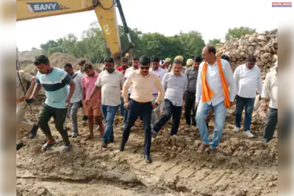 बलिया: गंगा कटान रोकने के लिए निर्माणाधीन बाढ़ ठोकर का डीएम ने किया निरीक्षण, 24 जुलाई तक कार्य पूरा करने के निर्देश