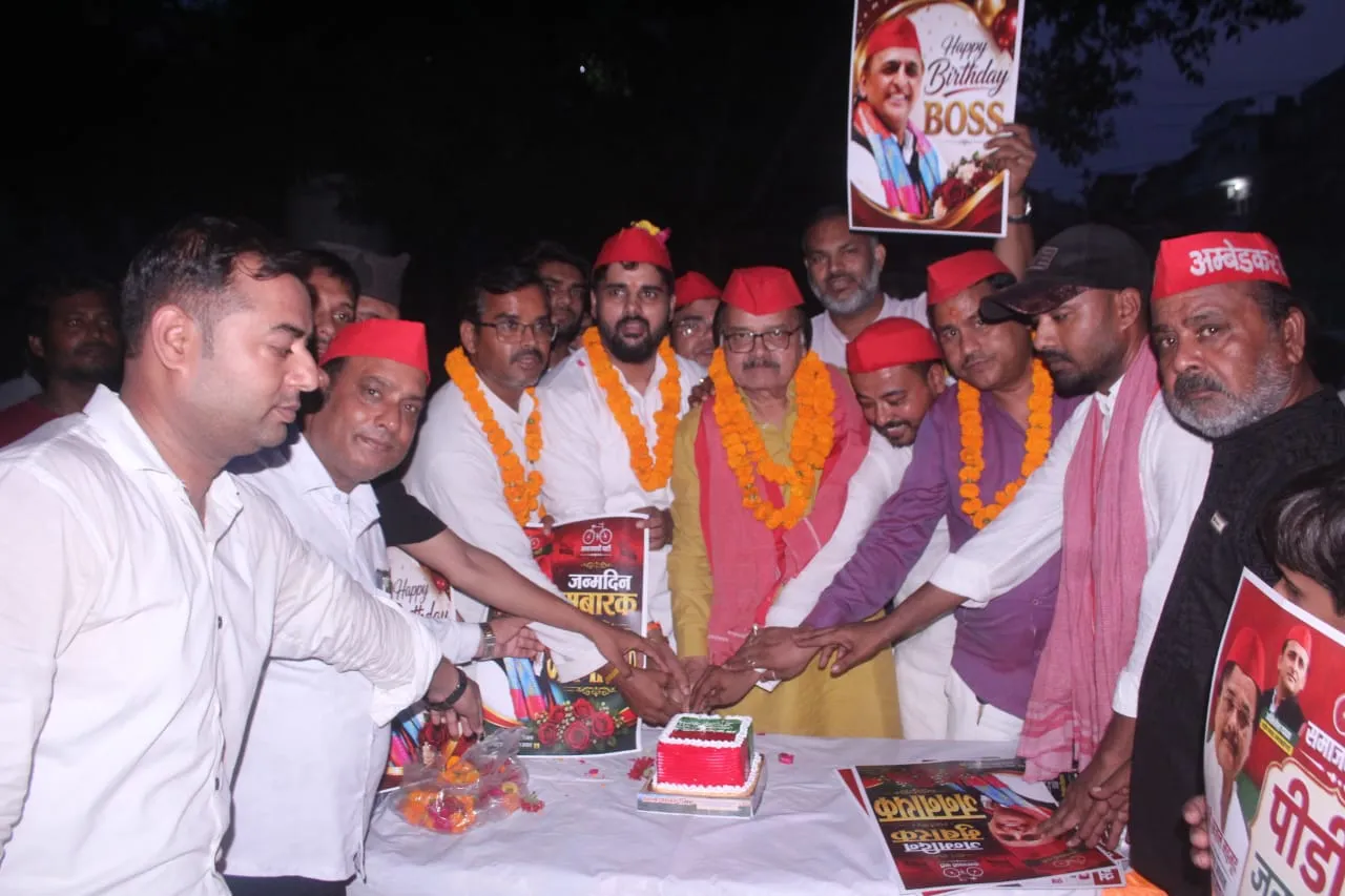 केक काटकर व वृक्षारोपण कर मनाया अखिलेश यादव का जन्म दिन 