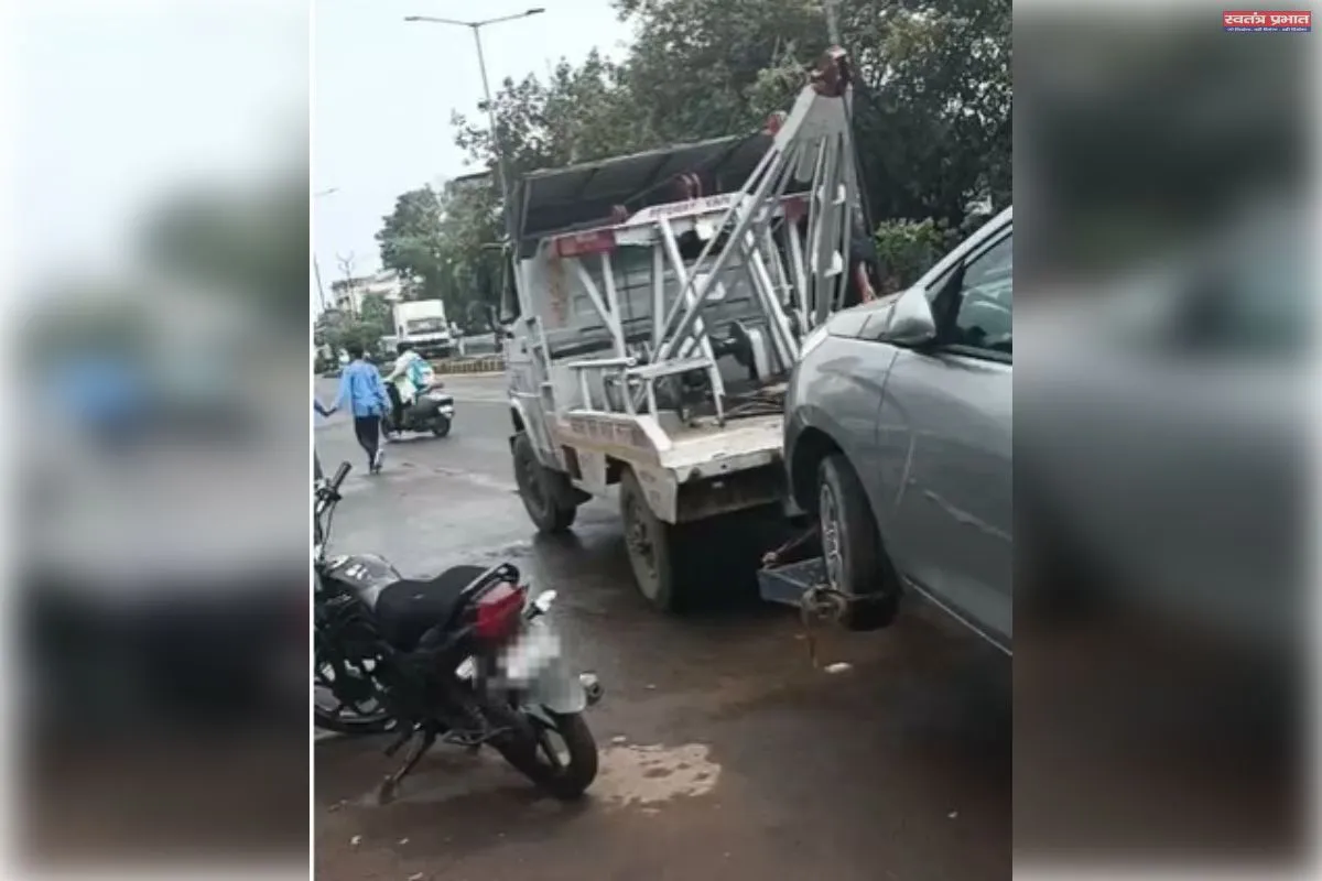 यातायात व्यवस्था में बाधित बनीं कारों को क्रेन से खींचकर भिजवाया थाने 