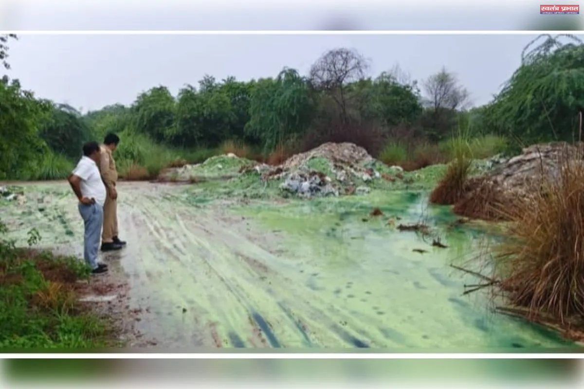 महाराज पुर थाना क्षेत्र के पुरवा मीर गांव में पड़ा हरे रंग का मलवा खतरनाक
