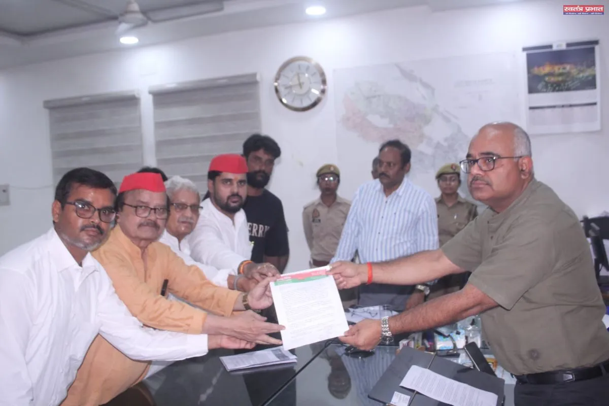 सफेद कॉलोनी ध्वस्तीकरण मामला: समाजवादी पार्टी ने डीएम को सौंपा ज्ञापन, प्रभावित परिवारों को राहत दिलाने की मांग