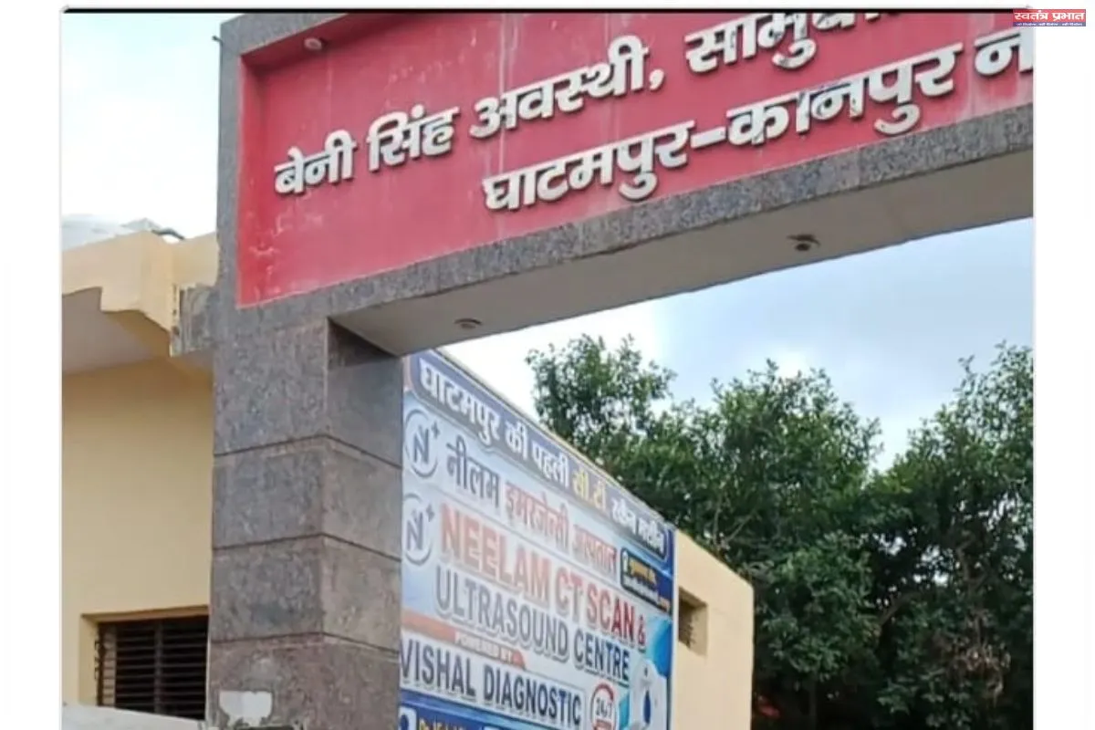 घाटमपुर में अधूरा सुलभ शौचालय बना विज्ञापन का अड्डा