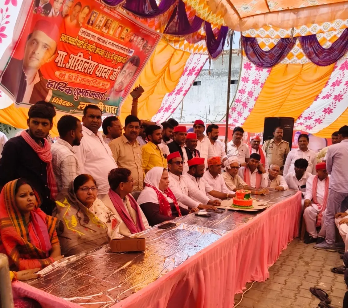सपाइयों ने रक्तदान व पौधरोपण के साथ मनाया अखिलेश यादव का जन्मदिन