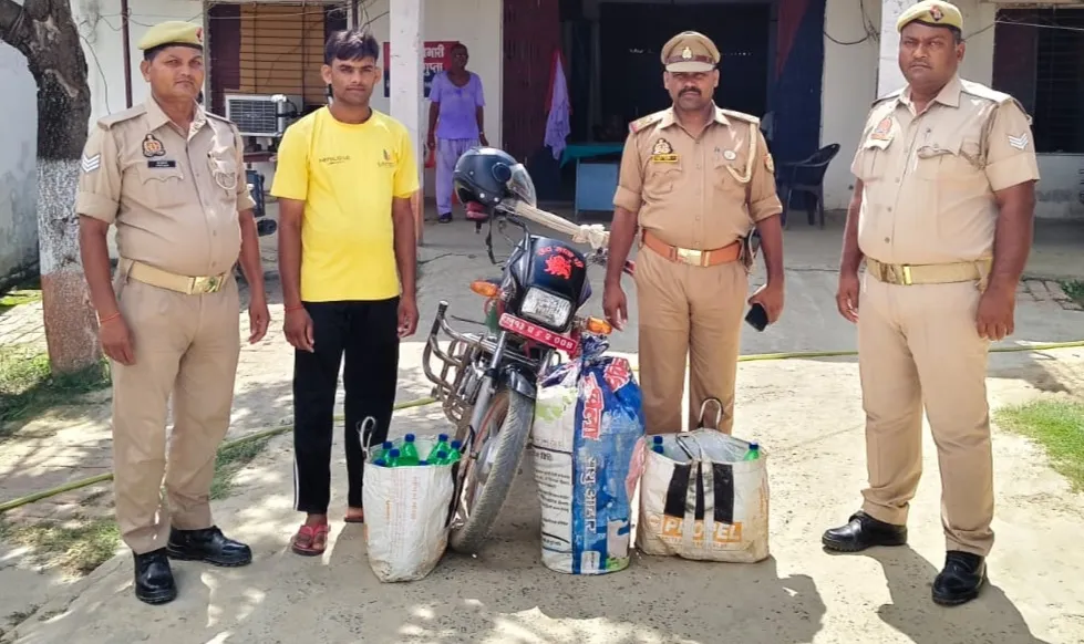 नेपाल ले जाते कोल्डड्रिंक व मोटर साइकिल तथा अभियुक्त को पुलिस ने पकड़ा