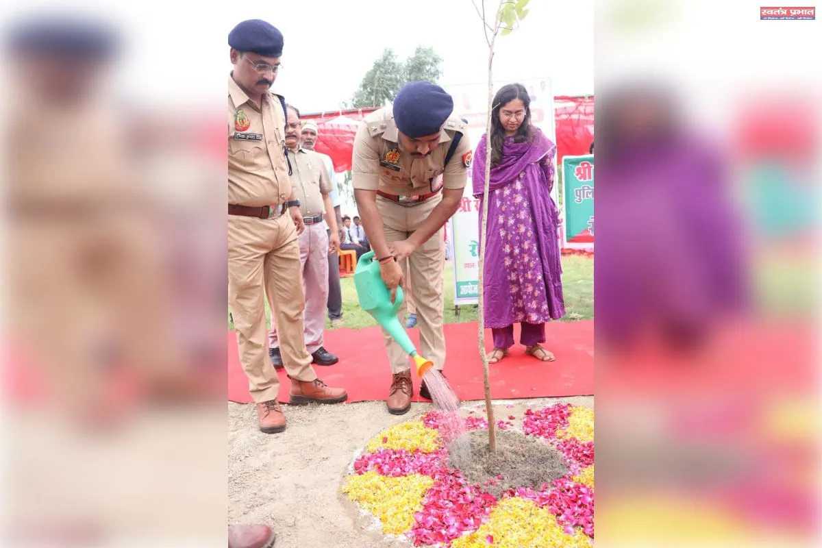 वन महोत्सव के समापन दिवस पर डीएम अमेठी, एसपी अमेठी व सीडीओ द्वारा नवीन पुलिस लाइन्स गौरीगंज में किया गया वृक्षारोपण 