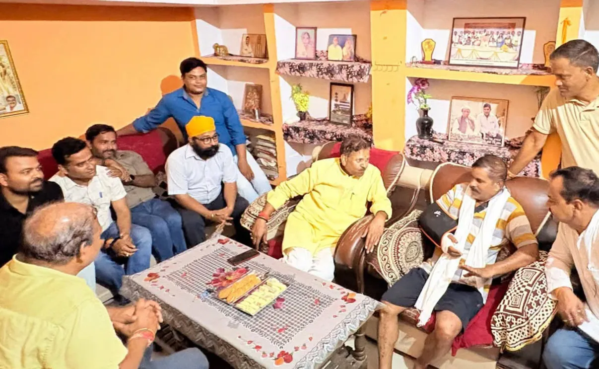 भाजपा नेता संजय श्रीवास्तव को देखने पहुंचे महापौर।