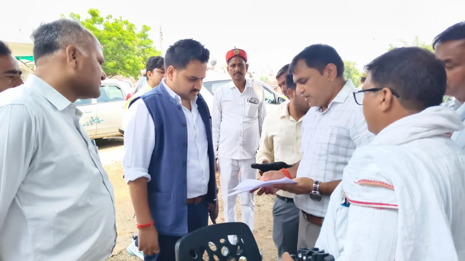 पगडंडी के सहारे खेत पहुंचे जिलाधिकारी, जीएनएसएस रोवर से पैमाइश अभियान का किया शुभारंभ