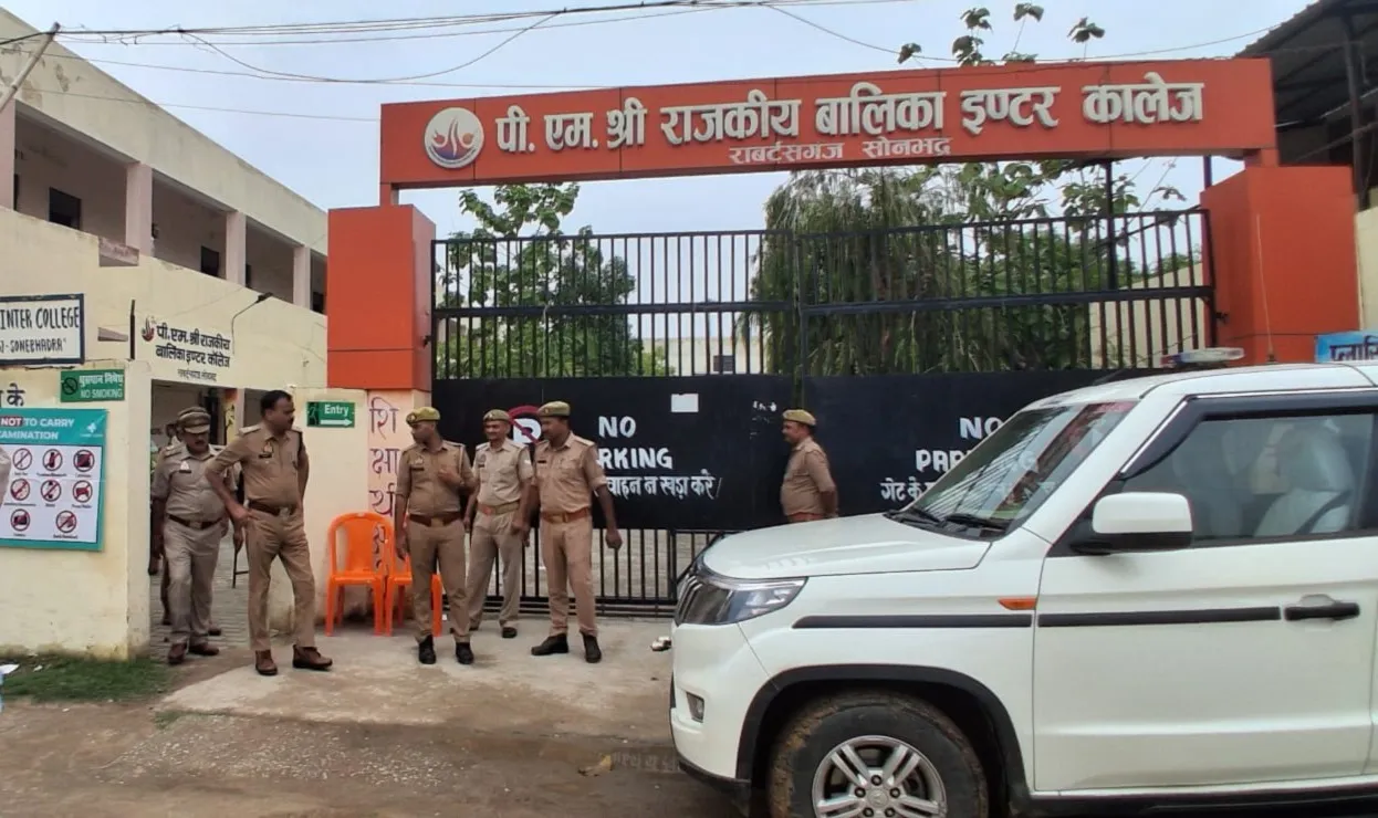 UPTET परीक्षा सकुशल एवं निष्पक्ष संपन्न कराने हेतु अपर पुलिस अधीक्षक मुख्यालय ने किया परीक्षा केंद्रों का  निरीक्षण