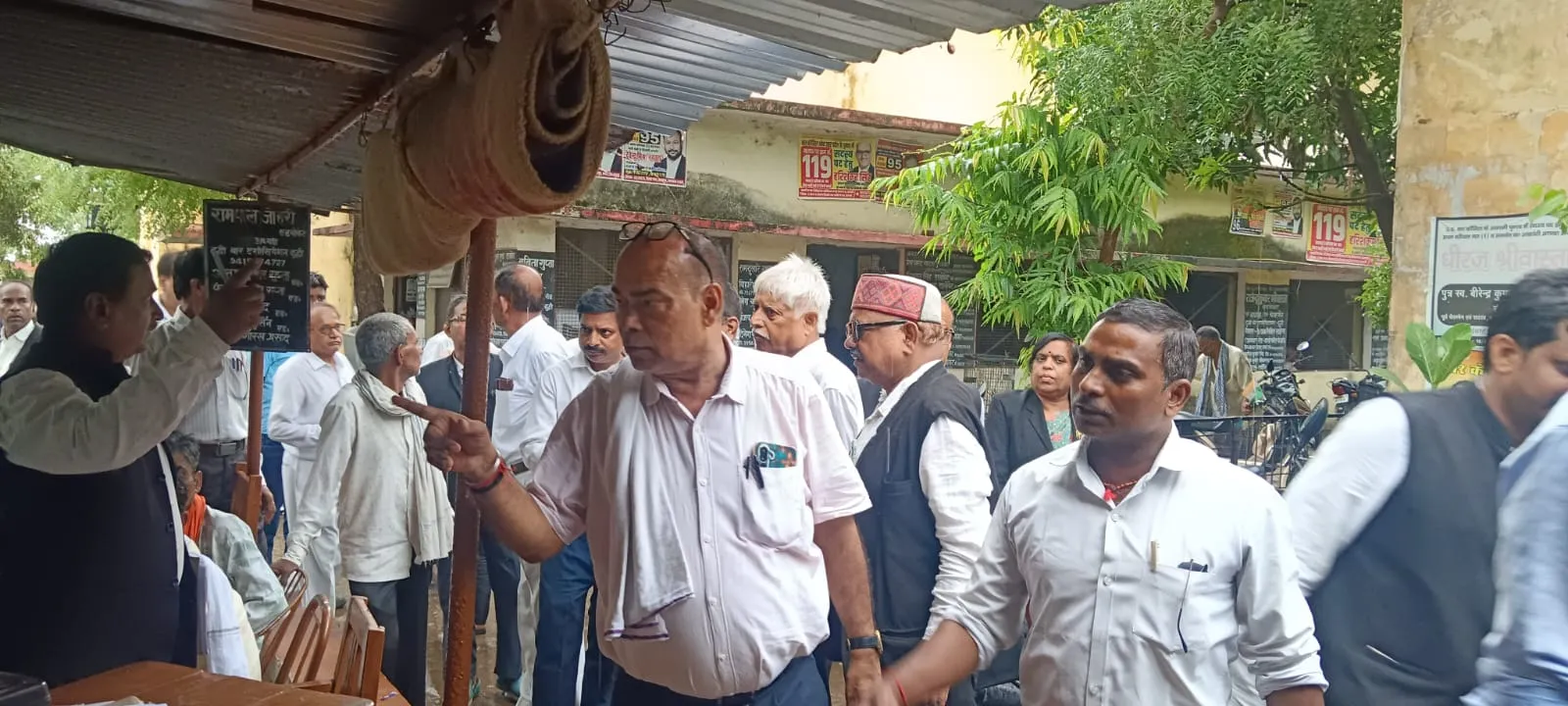 बीना वैध दस्तावेज / सीओपी धारी अधिवक्ताओं के न्यायालय में ड्रेस कोड पहनकर अनाधिकृत प्रैक्टिस की बार एसोसिएशन टीम ने की जांच पड़ताल