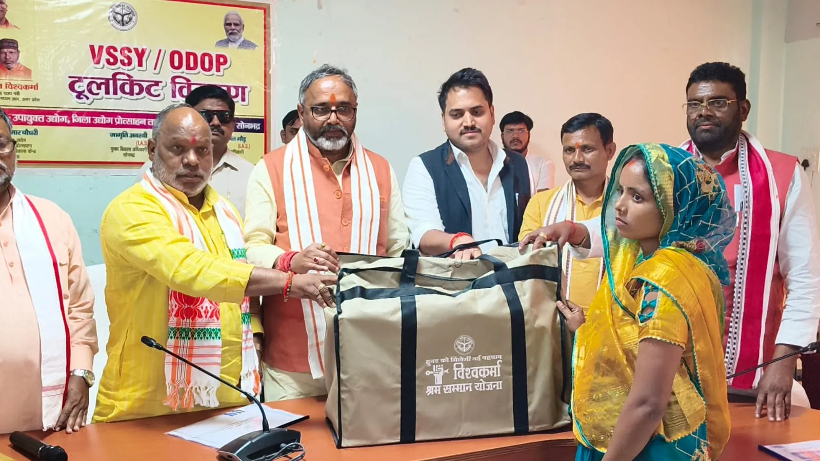 प्रभारी मंत्री ने 10 लाभार्थियों को टूलकिट का किया वितरण