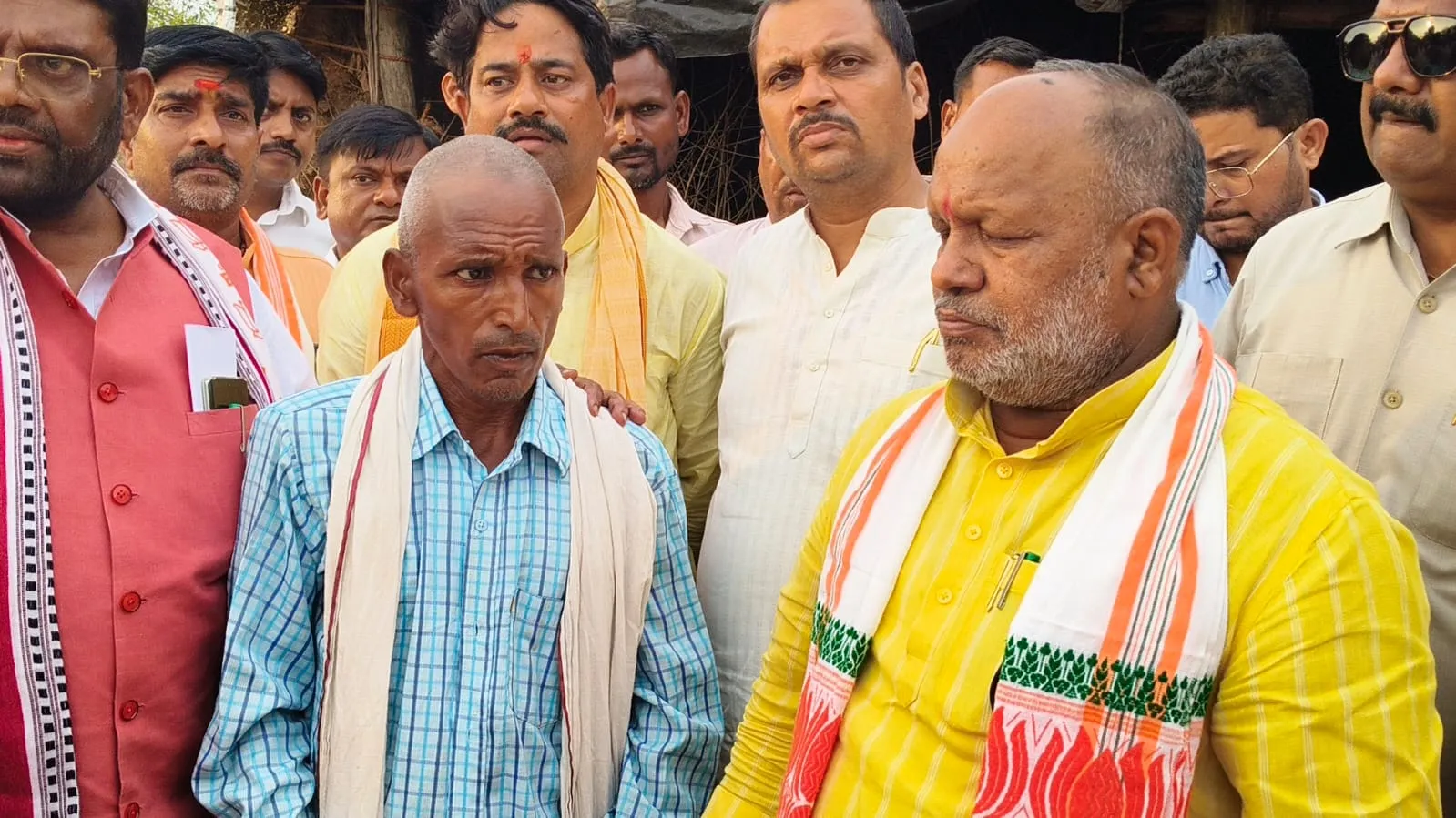 प्रभारी मंत्री ने सोन नदी में डूबने से मृत तीन बच्चों के परिजनों से की मुलाकात