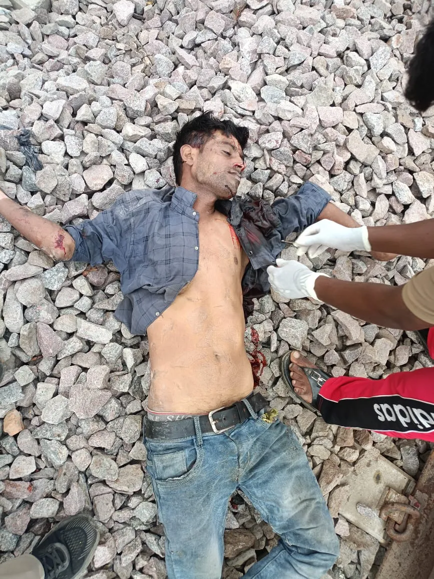 दुकान से सामान लेने गए युवक पर जानलेवाहमला।