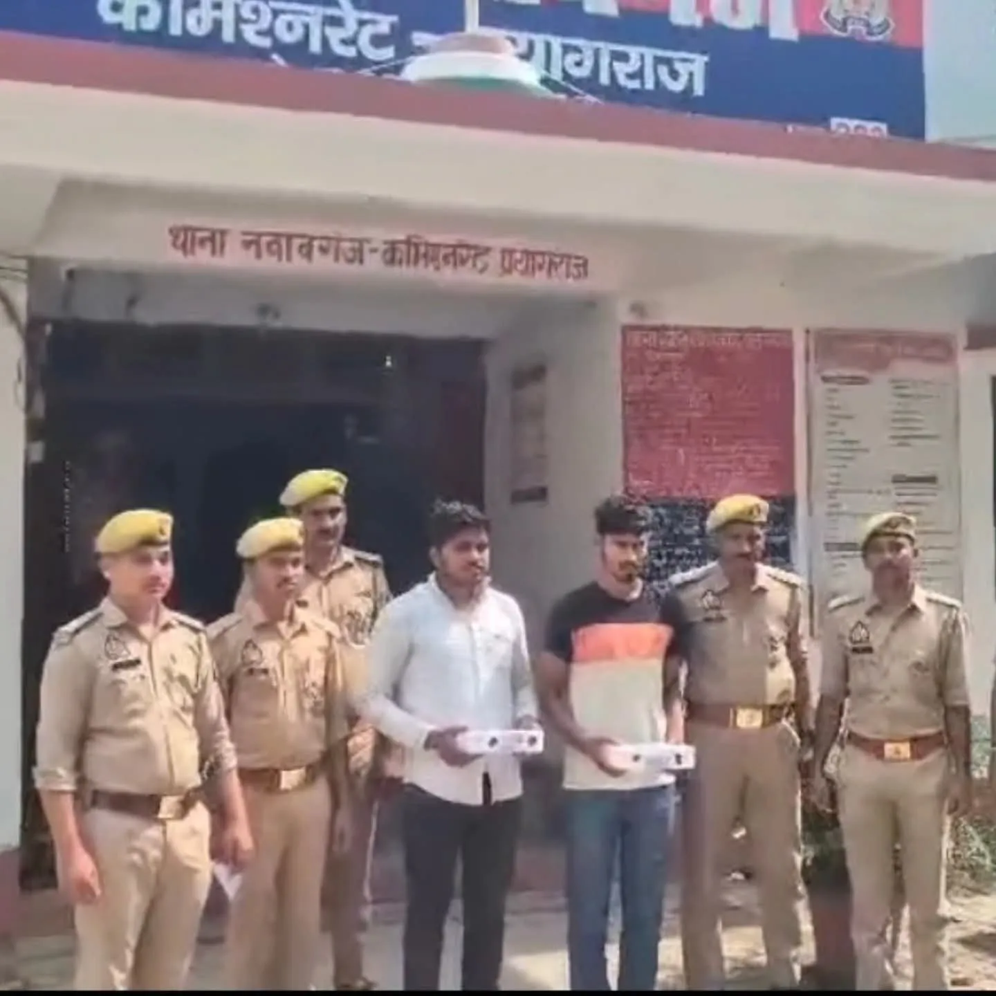 एटीएम कार्ड बदलकर ठगी करने वाले दो शातिर गिरफ्तार, 29 एटीएम कार्ड व 8 हजार रुपये बरामद।