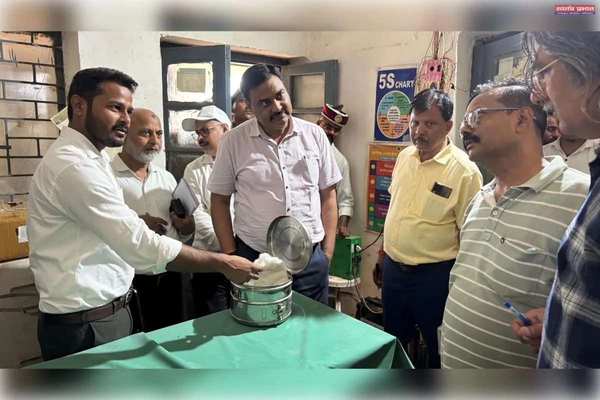 जिलाधिकारी मिर्जापुर के औचक निरीक्षण में  प्राथमिक स्वास्थ्य केंद्र हलिया में मिली भारी अनियमितता एमवाईसी व फार्मासिस्ट पर कार्रवाई के निर्देश।