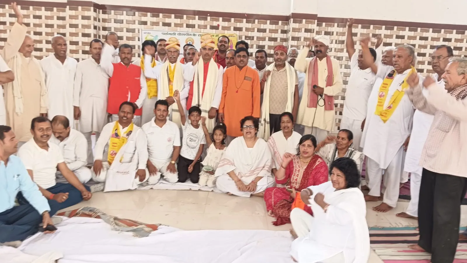 गीत और कठिन योगाभ्यास के जरिए करें योग, रहें निरोग का दिया गया संदेश