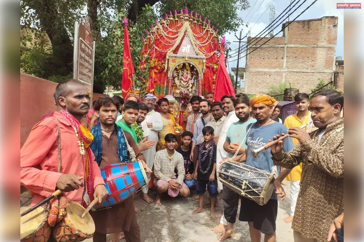 मां विंध्यवासिनी धाम के पकरीतर शीतला मंदिर से हिंडोला माता की झांकी मंगलवार की शाम बड़े धूमधाम से निकाली गई