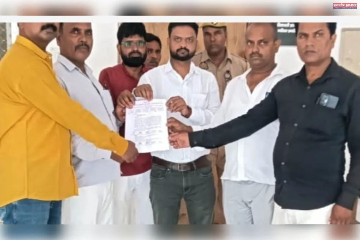 वेतन भुगतान की मांग को लेकर सफाई कर्मचारियों का प्रदर्शन, डीपीआरओ पर अभद्रता का आरोप