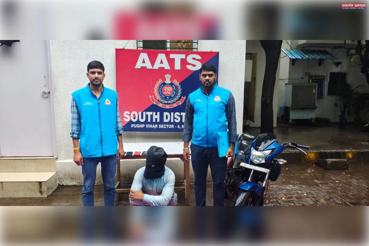 ऑटो लिफ्टर और मोबाइल चोर गिरफ्तार, पांच चोरी के मोबाइल व एक चोरी की मोटरसाइकिल बरामद