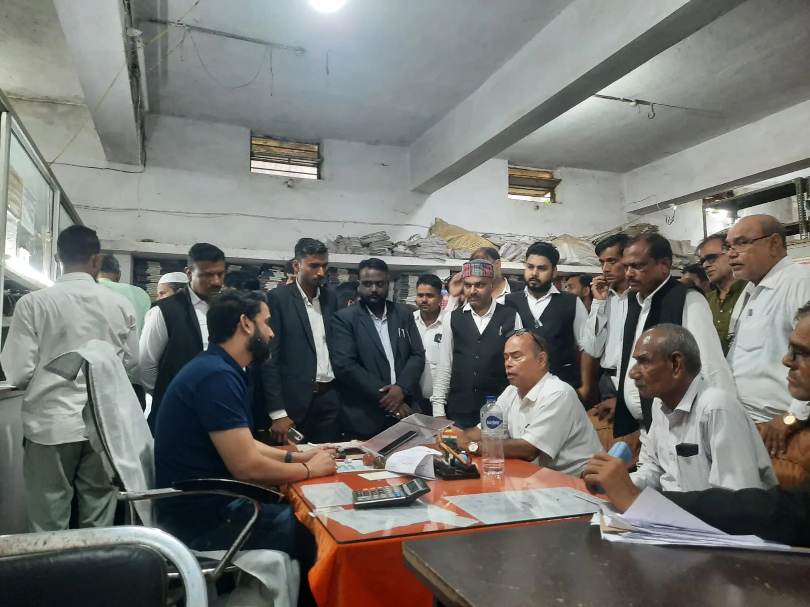 दुद्धी में राजस्व लापरवाही पर बिफरे अधिवक्ता ,  समय पर अंश निर्धारण न होने  पर अधिवक्ताओं में रोष