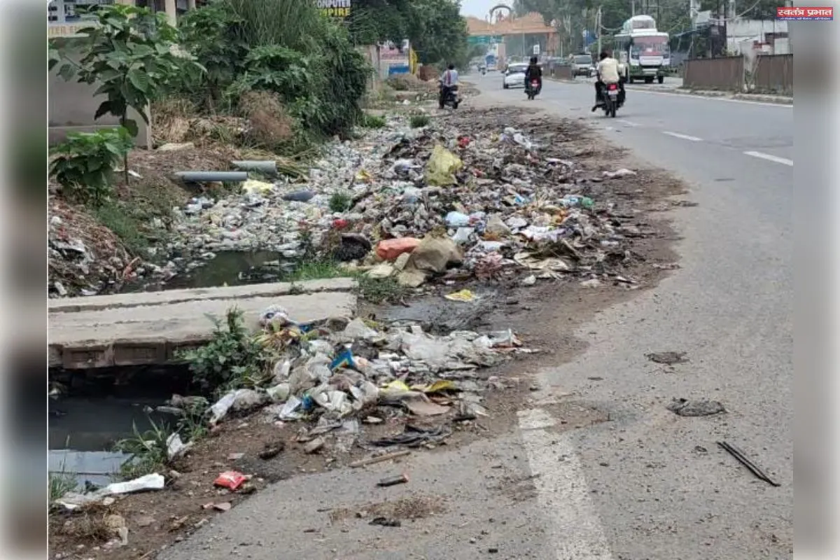 जाम नालियां और कूड़े के अंबार से ब्योहरा गांव बेहाल