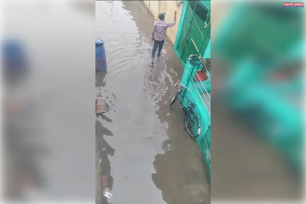 चक फैजुल्ला मोहल्ले में जलभराव से जनजीवन प्रभावित,बीमारियों का बढ़ा खतरा