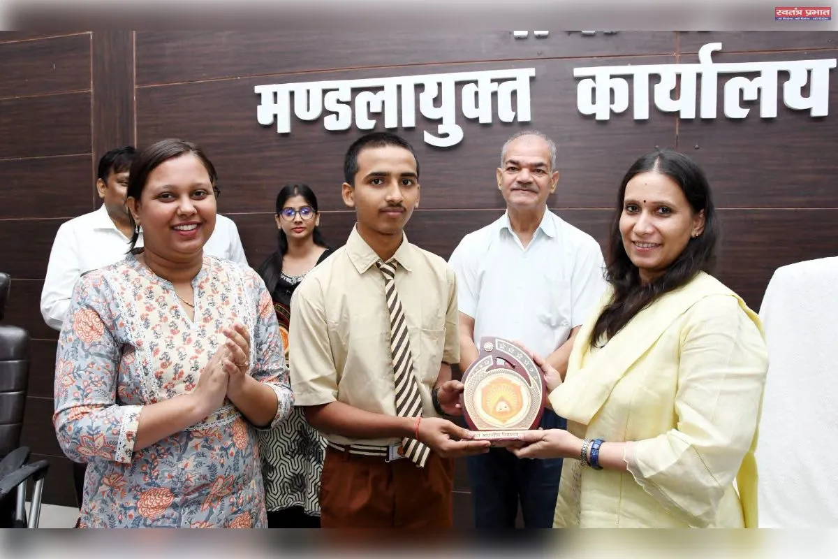 अटल आवासीय विद्यालय बेलहट प्रदेश में प्रथम,  छात्रों व शिक्षकों को किया गया सम्मानित