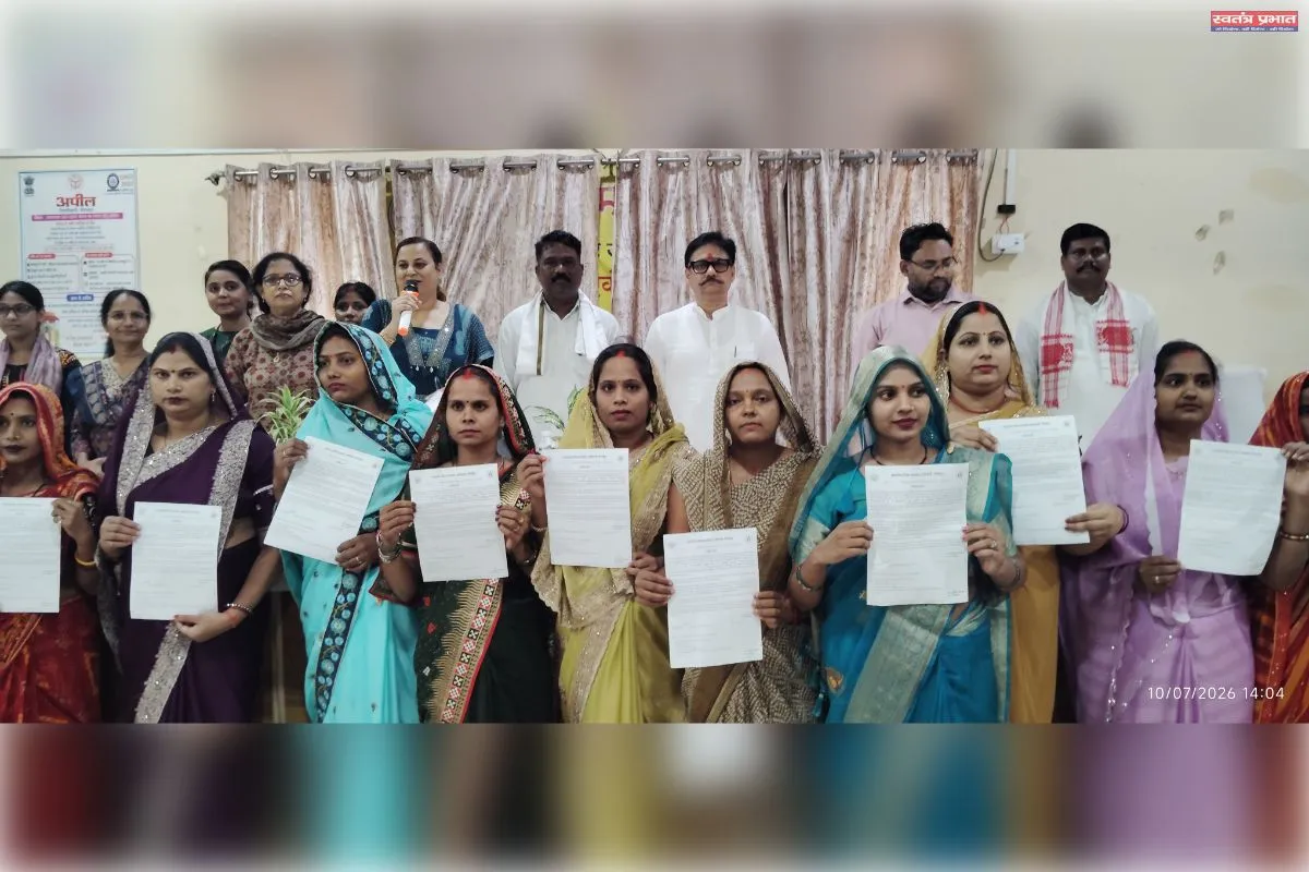 चुनार विधायक ने आंगनबाड़ी सहायिकाओं को नियुक्तिपत्र वितरण किया।