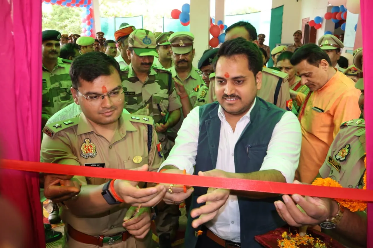 जिलाधिकारी एवं पुलिस अधीक्षक ने किया  ओबरा में नव निर्मित मिशन शक्ति केन्द्र एवं साइबर हेल्प डेस्क भवन का  लोकार्पण