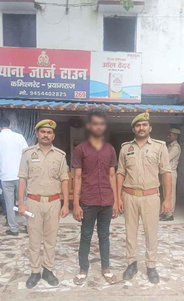 केपी बस स्टैंड के पास युवक गिरफ्तार, तीन मोबाइल और नकदी बरामद।