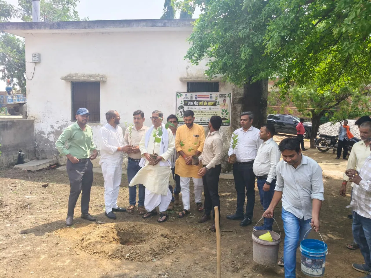 सोनभद्र में एक पेड़ माँ के नाम अभियान के तहत हुआ वृक्षारोपण
