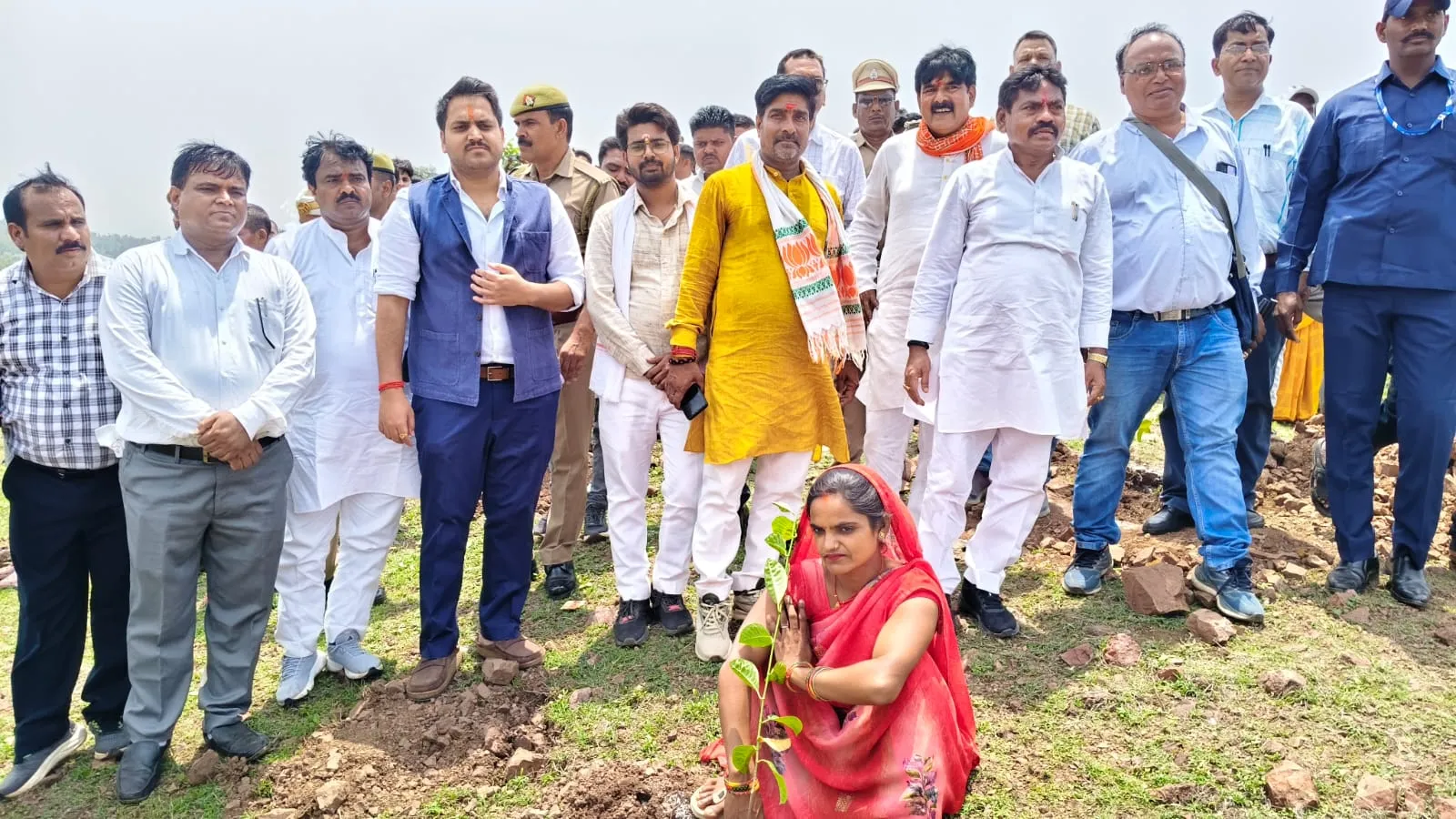 वृक्षा रोपण महायज्ञ अभियान के तहत जनपद में वृहद स्तर पर किया गया पौध रोपण