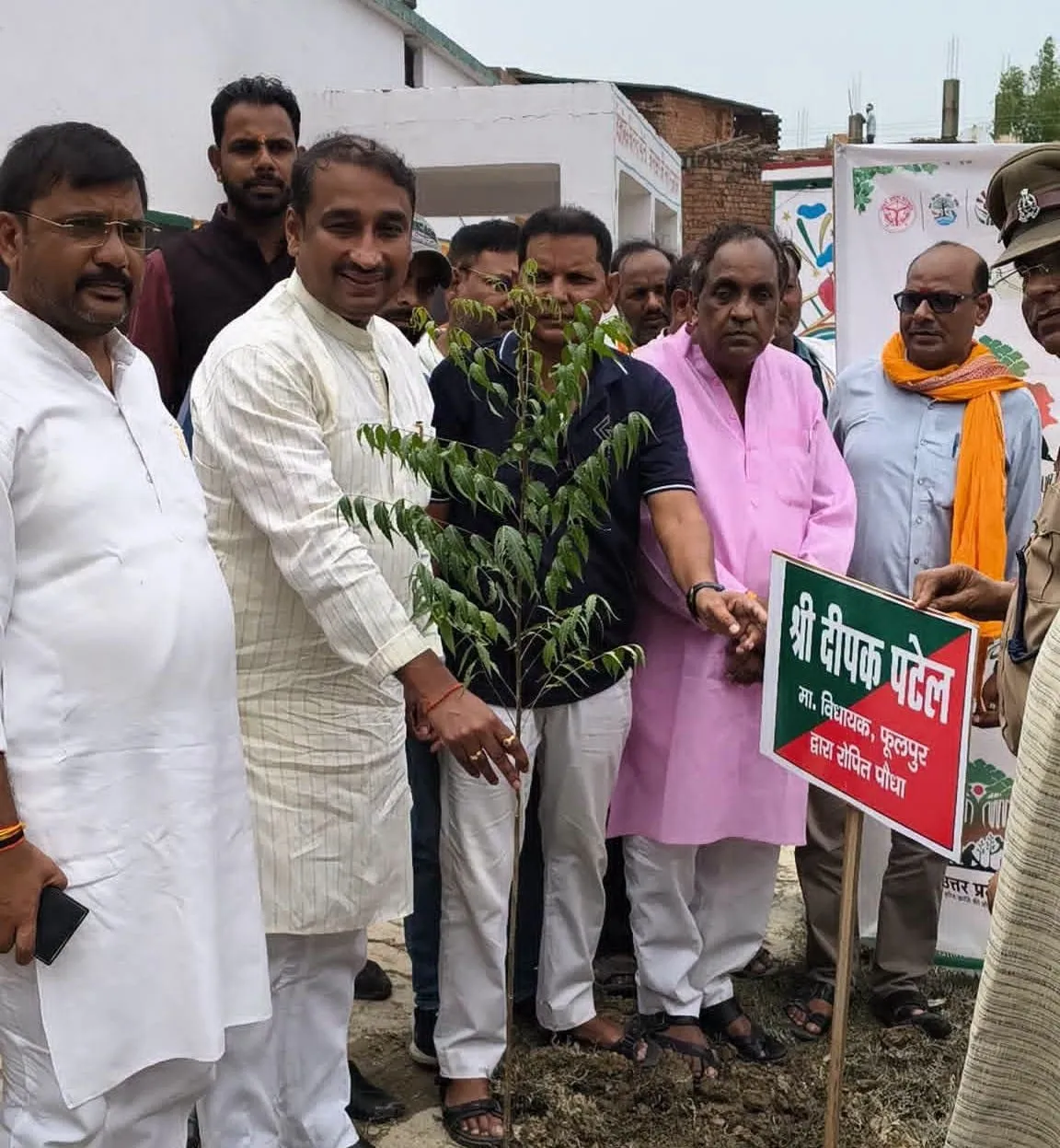 एक पेड़ माँ के नाम' अभियान के तहत चिरौड़ा ग्राम पंचायत में हुआ वृहद वृक्षारोपण।