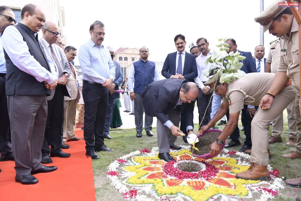 मुख्य न्यायमूर्ति उच्च न्यायालय इलाहाबाद ने अन्य न्यायमूर्तिगणों के साथ उच्च न्यायालय परिसर में पौधे का किया रोपण।