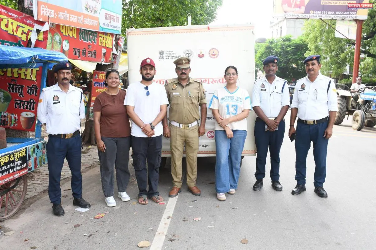 सीट बेल्ट और हेलमेट लगाने वाले वाहन चालकों को किया गया सम्मानित बताया गया सड़क सुरक्षा नियम