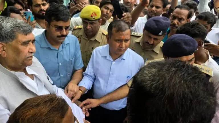 दसिया एथेनॉल फैक्ट्री को लेकर बस्ती में सियासी घमासान, विरोध प्रदर्शन के बीच छावनी बना इलाका; बैरिकेडिंग पर भड़के सांसद और विधायक