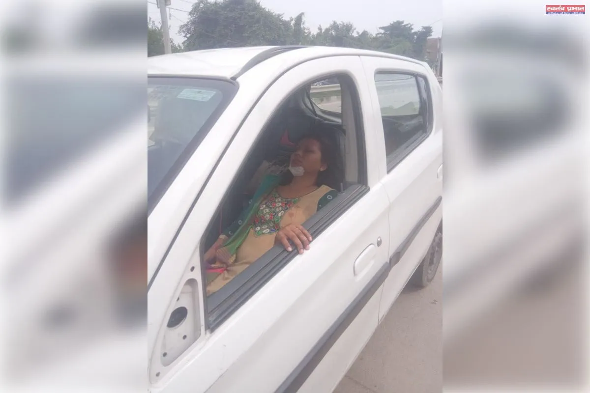 ड्यूटी से लौट रहीं चिकित्सक डॉ. मधु जायसवाल सड़क हादसे में घायल, साथी डॉक्टर भी जख्मी।