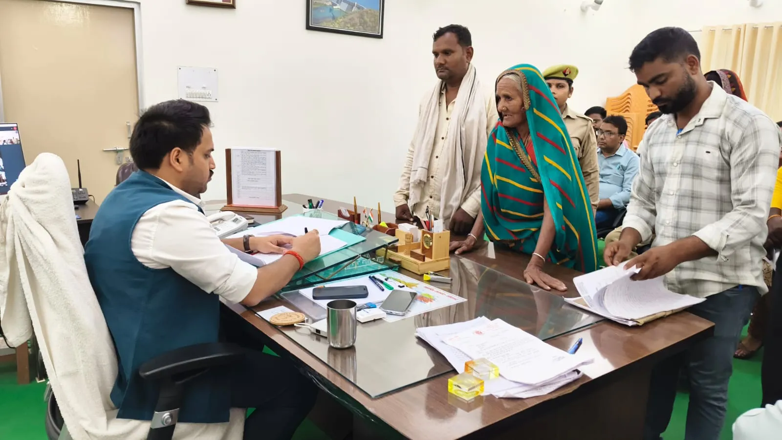 जनसुनवाई में जिलाधिकारी ने सुनीं फरियादियों की समस्याएं, दिये गुणवत्तापूर्ण एवं समयबद्ध निस्तारण सुनिश्चित करने के निर्देश
