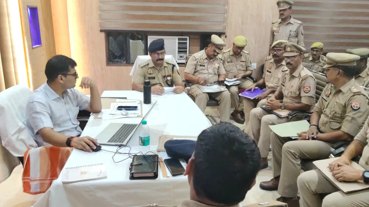 पुलिस अधीक्षक सोनभद्र ने किया  नगर सर्किल का अर्दली रूम कर, अपराध नियंत्रण, विवेचनाओं, जनसुनवाई, मिशन शक्ति एवं साइबर अपराधों की समीक्षा, दिए आवश्यक दिशा-निर्देश