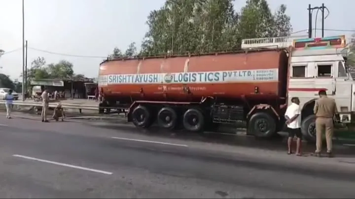 प्रयागराज में इथेनॉल से भरे टैंकर में रिसाव, चालक की सूझबूझ से टला बड़ा हादसा।