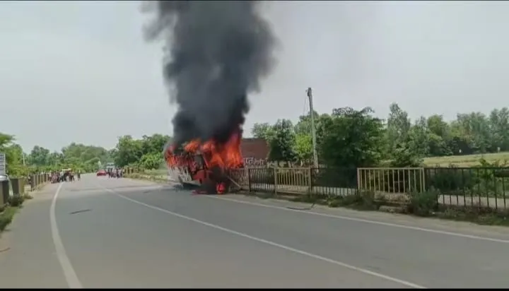 करछना में डिवाइडर से टकराई बस, देखते ही देखते लगी भीषण आग।