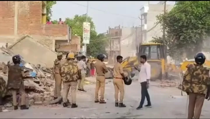 अवैध कब्जों पर फिर चला बुलडोजर, नैनी गेट पर भारी पुलिस बल की मौजूदगी में कार्रवाई जारी।